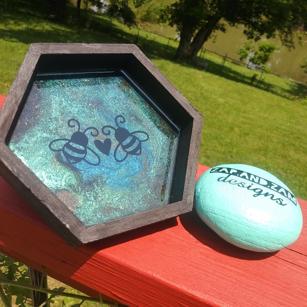 ๐SOLD๐Bees Heart Wall Art Resin Shadow Box Unique Bee Love Hexagon Black Frame - Picture 5 of 10